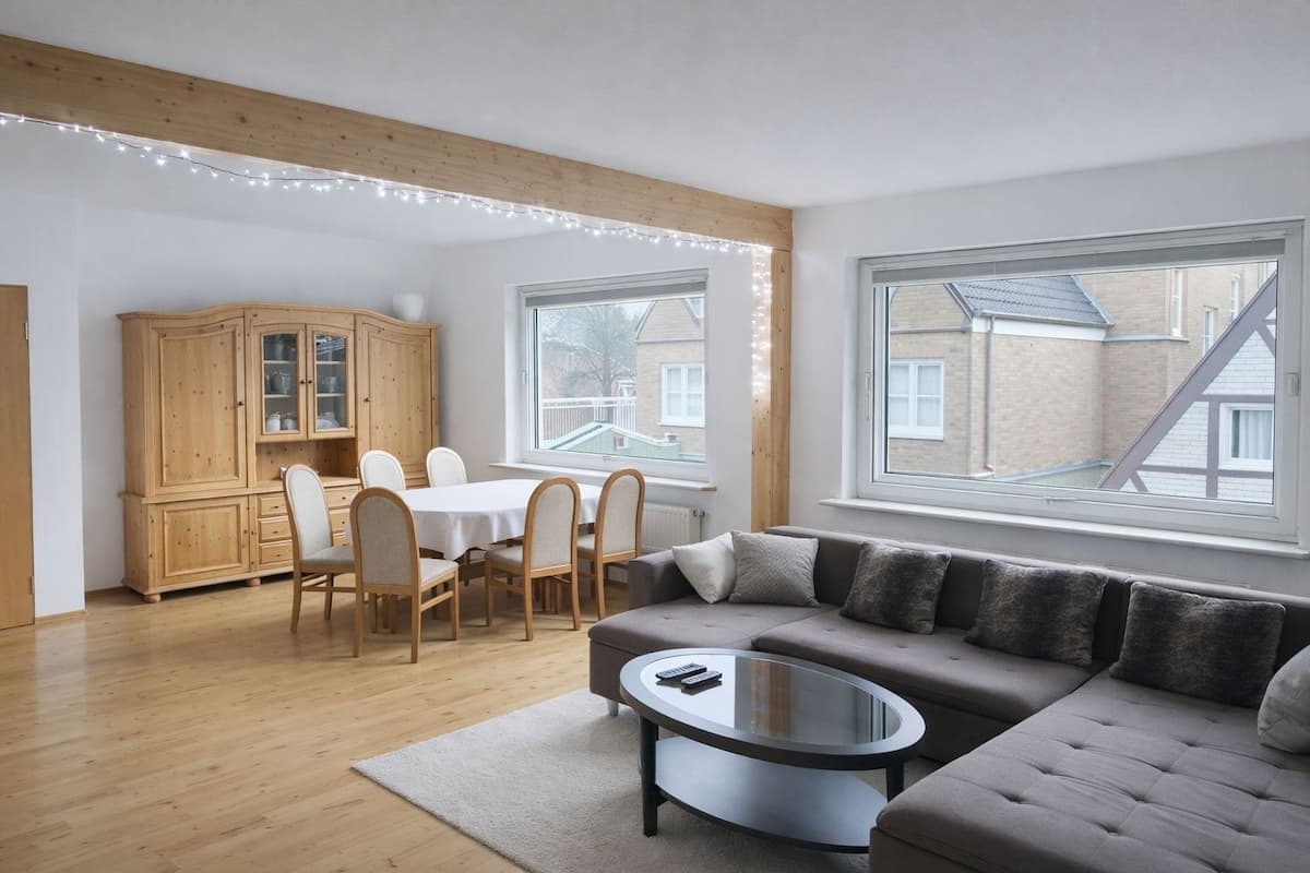Monteurwohnung Elmshorn – Innenansicht des möblierten Apartments