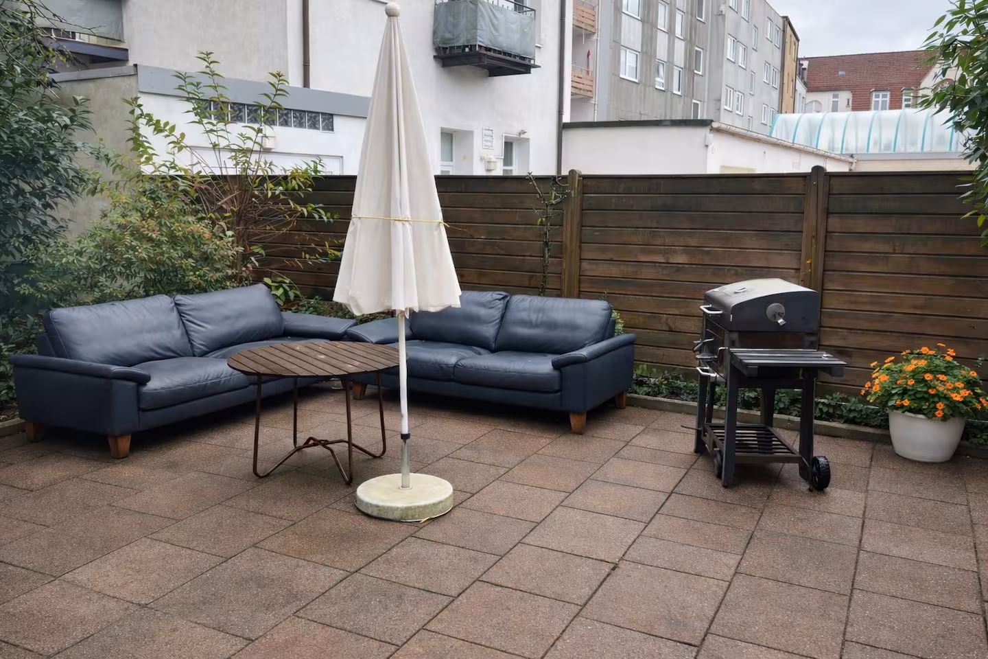 Gartenterrasse mit Sofa am Apartment in Elmshorn