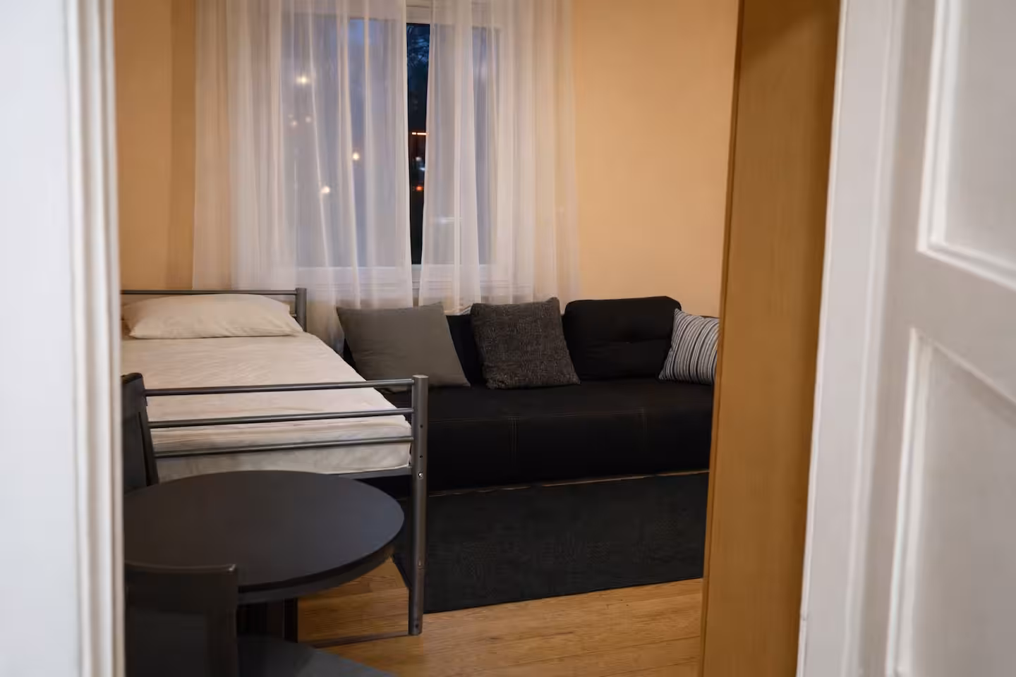 Monteurwohnung Meckelfeld – Innenansicht des möblierten Apartments